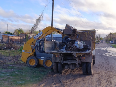 Cuadrilla de trabajo municipal realizó la eliminación de mini basural